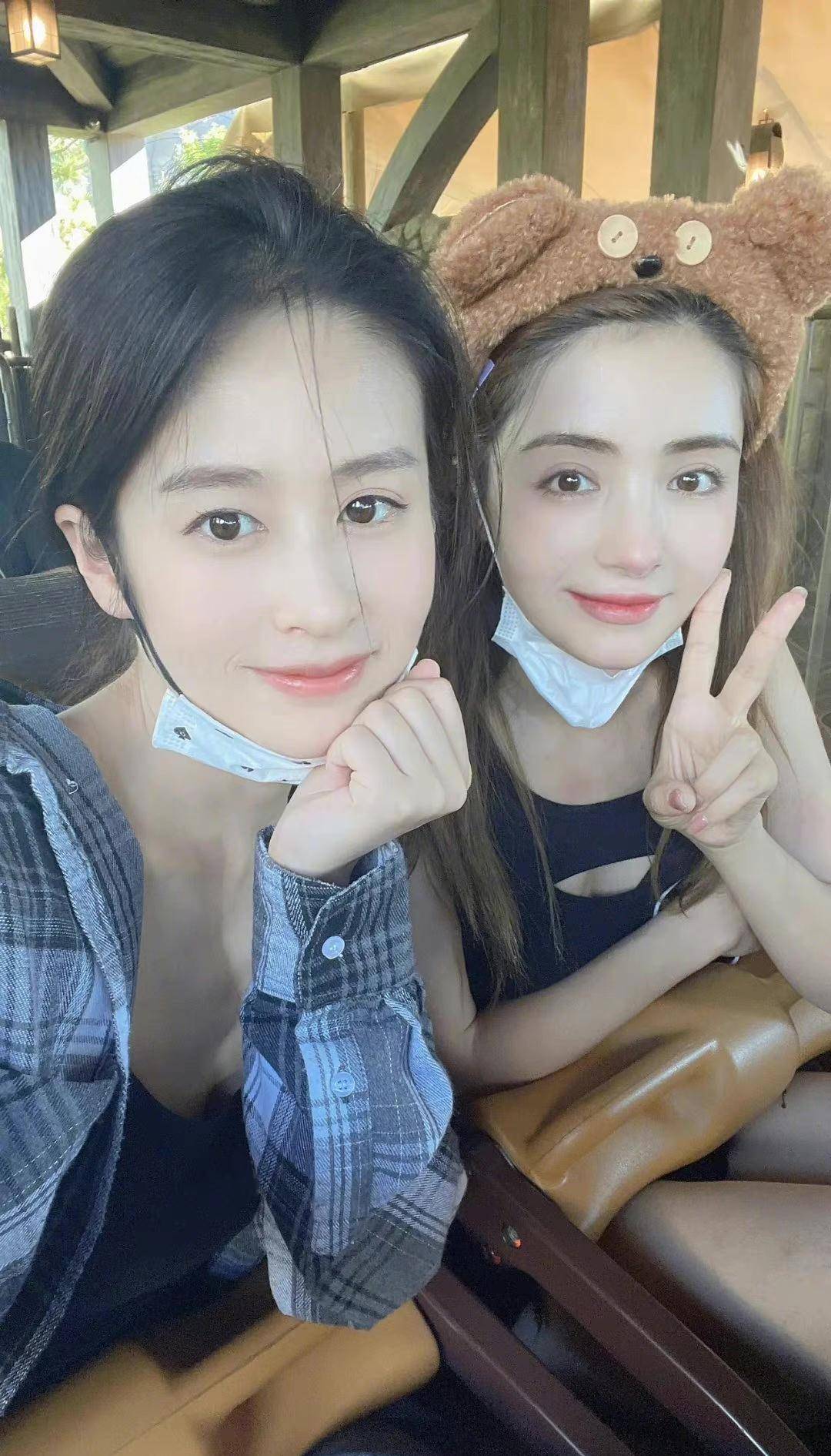 颖儿麦迪娜结伴游玩,同框合影姐妹情深,果然美女只跟美女玩!