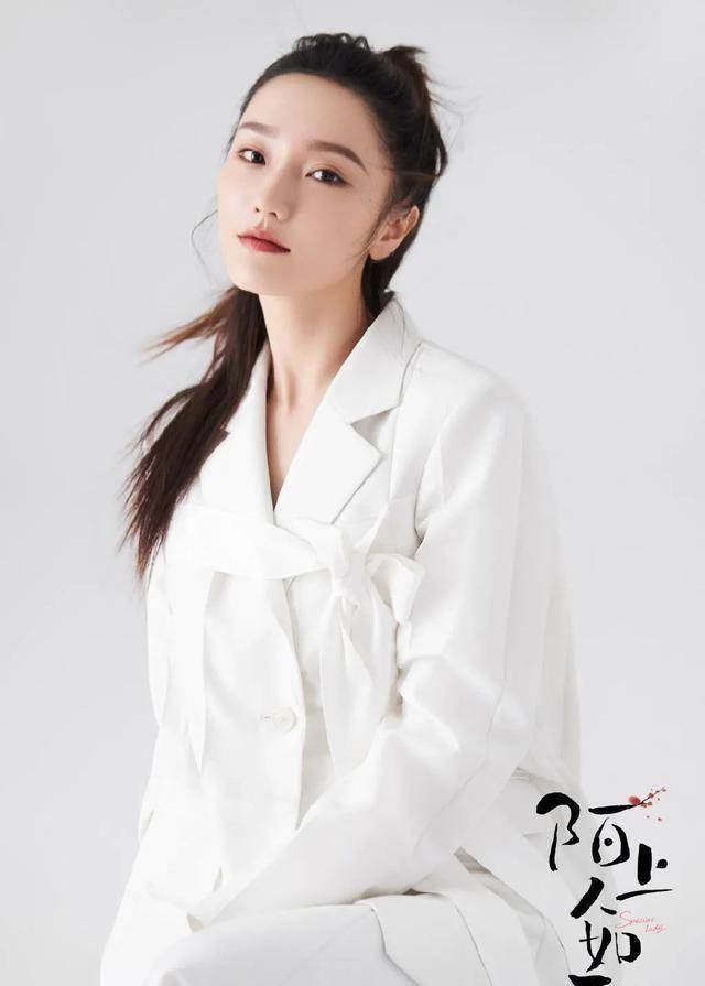 在做演员之前肖燕性格很内敛,"说出来你肯定都不相信,我是那种只要一