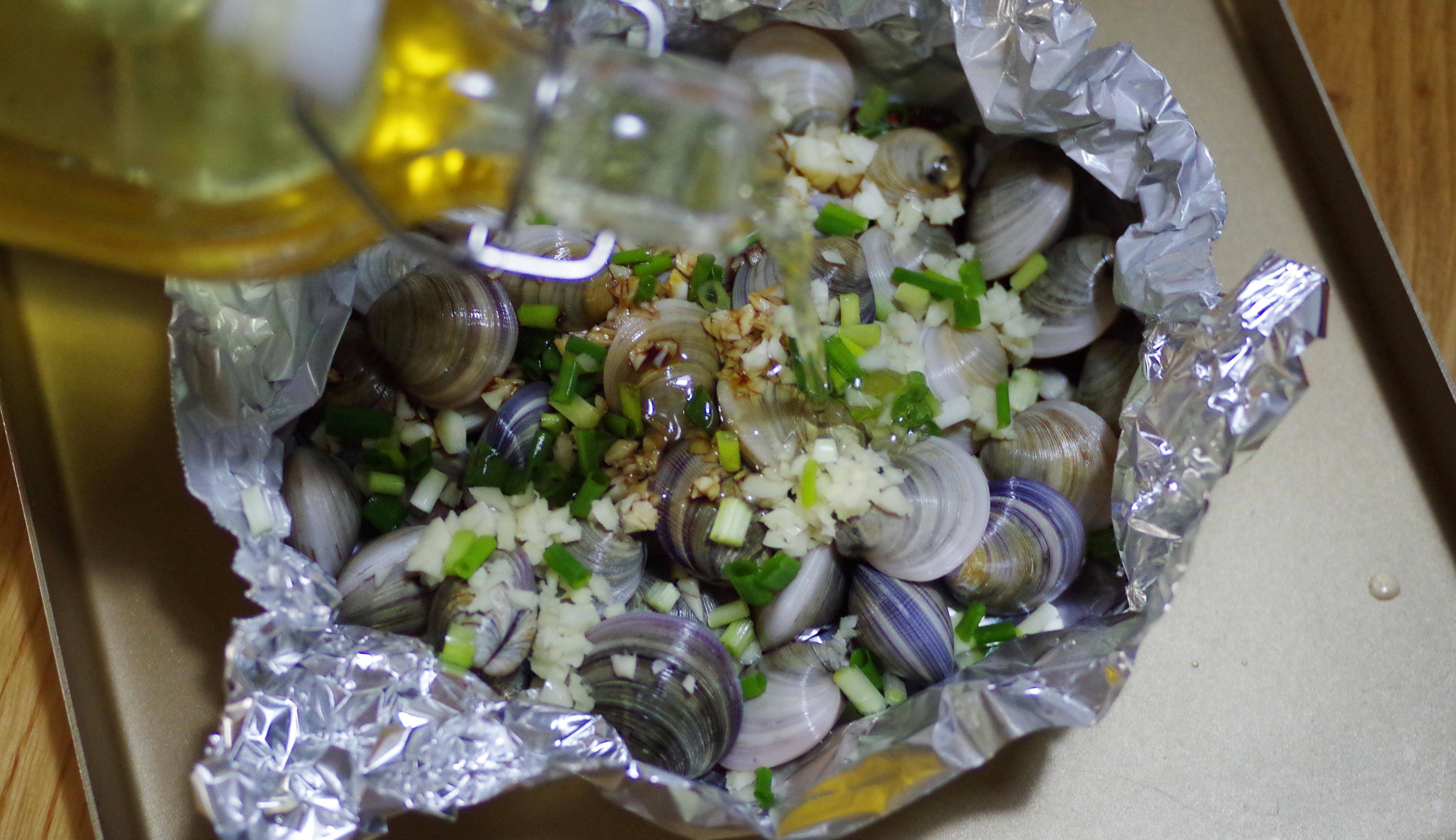 家常烤箱版烤蛤蜊,用这么好的蛤蜊来烤,能不鲜美吗?_步骤_锡纸_小葱