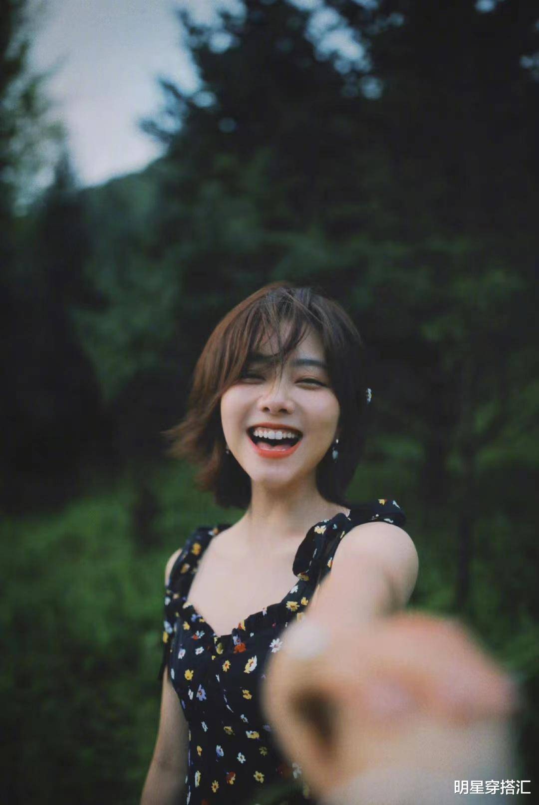 谭松韵穿黑色碎花吊带连衣裙户外游玩_身高_时尚_的设计