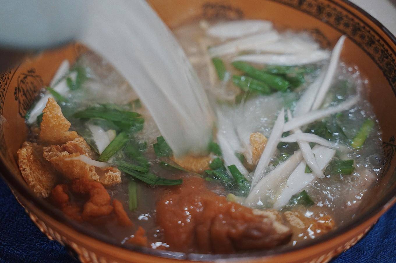 建水草芽米线,弥勒卤鸡米线,开远的香酥米线,汆肉米线,蒙自过桥米线.