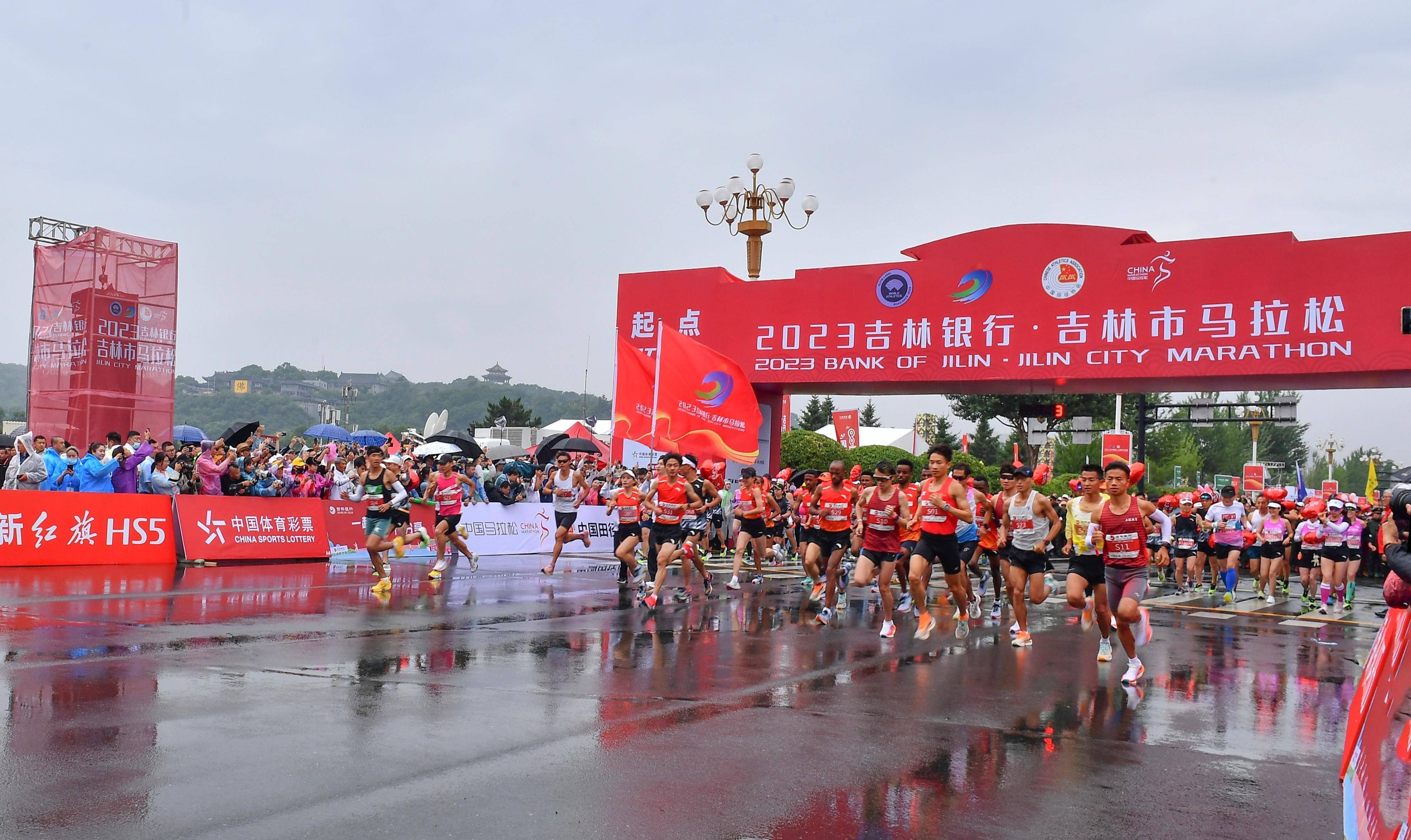 3万名跑者冒着大雨激情奔跑,2023吉林市马拉松开幕_吉林省_身体_冬奥