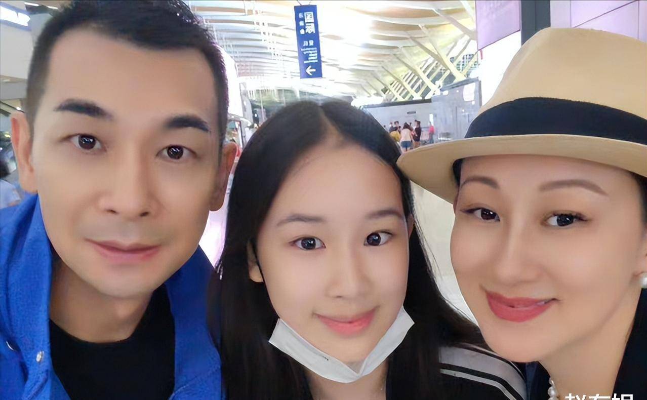 赵文卓送女儿出国留学,小玫瑰身高已超过妈妈,手拎3万块名牌包_孩子