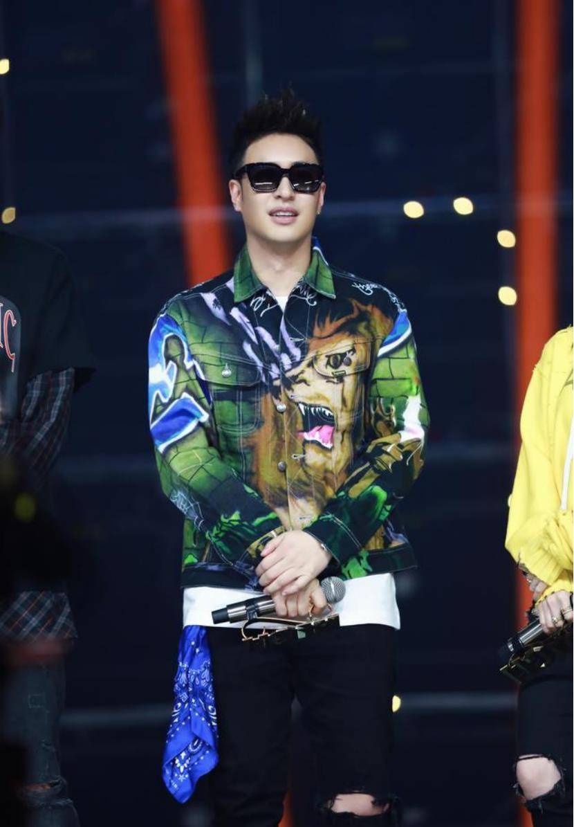 潘玮柏身穿棒球服出席演出,42岁阳光男孩范十足没有"大叔心情"_造型