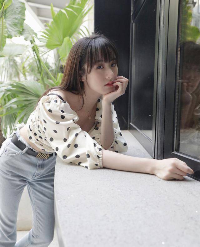 相比褚璇玑,我更喜欢穿现代装的袁冰妍,小蛮腰和小鸟腿超抢镜_设计