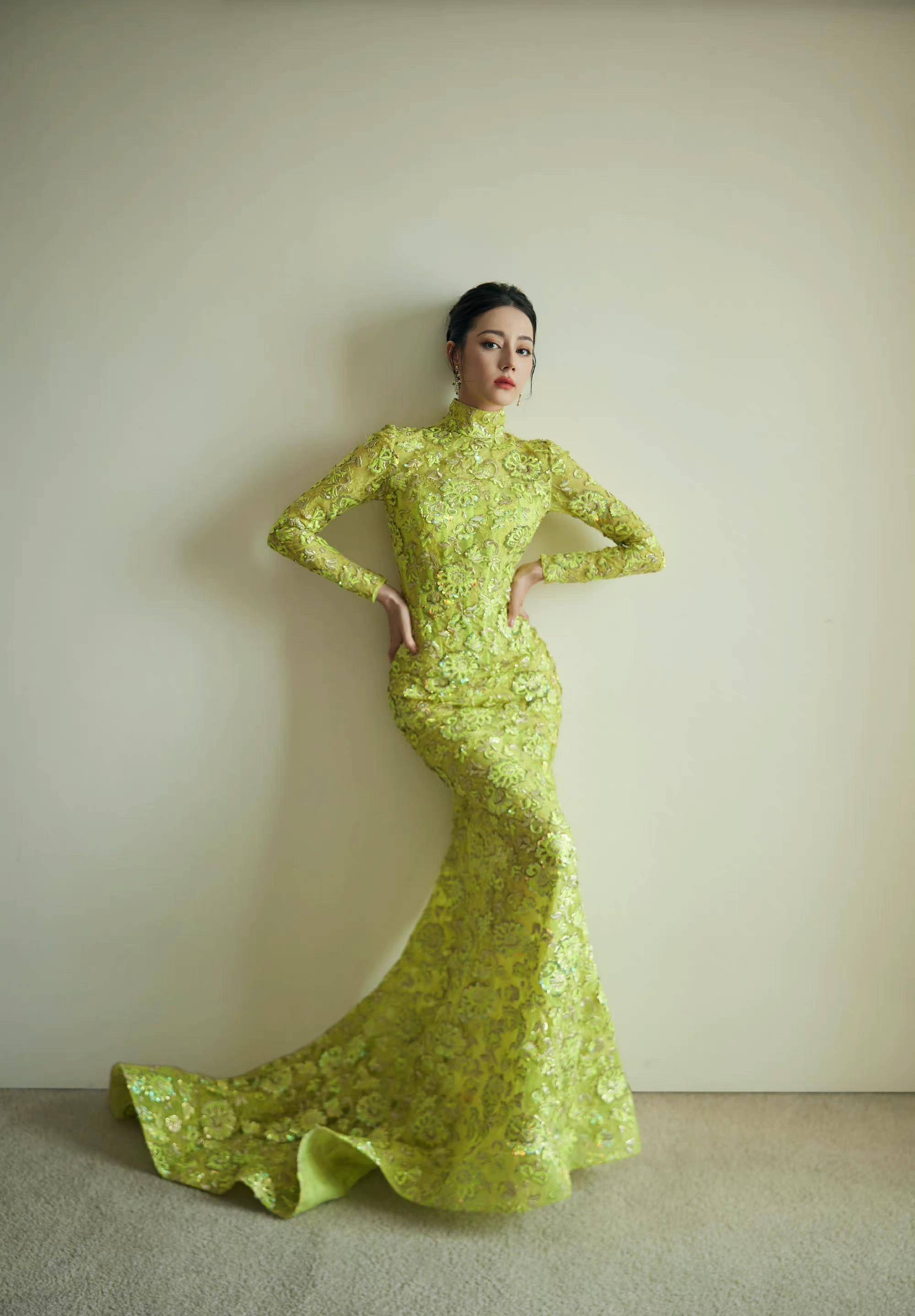 迪丽热巴再现迷人美貌,黄绿色礼服秀好身材,露背设计秀蝴蝶骨