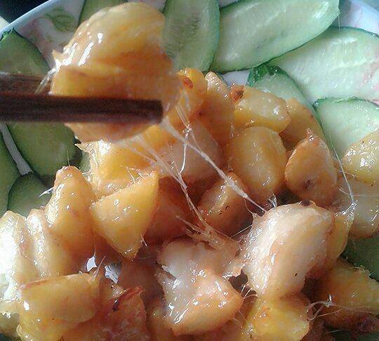 用料地瓜两根白糖适量白芝麻少量黄瓜一根家常拔丝地瓜的做法准备一个