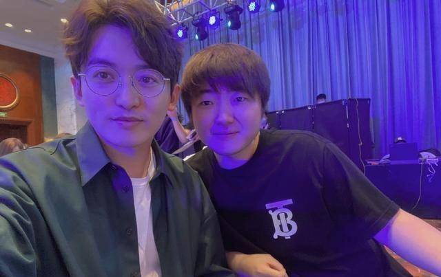 吴彤好卑微!想和马嘉祺握手,结果被误会_招商会_会上_动作