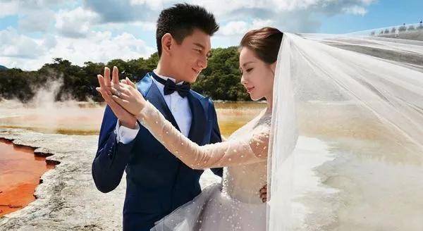 和周星驰分手后,朱茵结识了歌手黄贯中,后来两人喜结连理,周星驰彻底