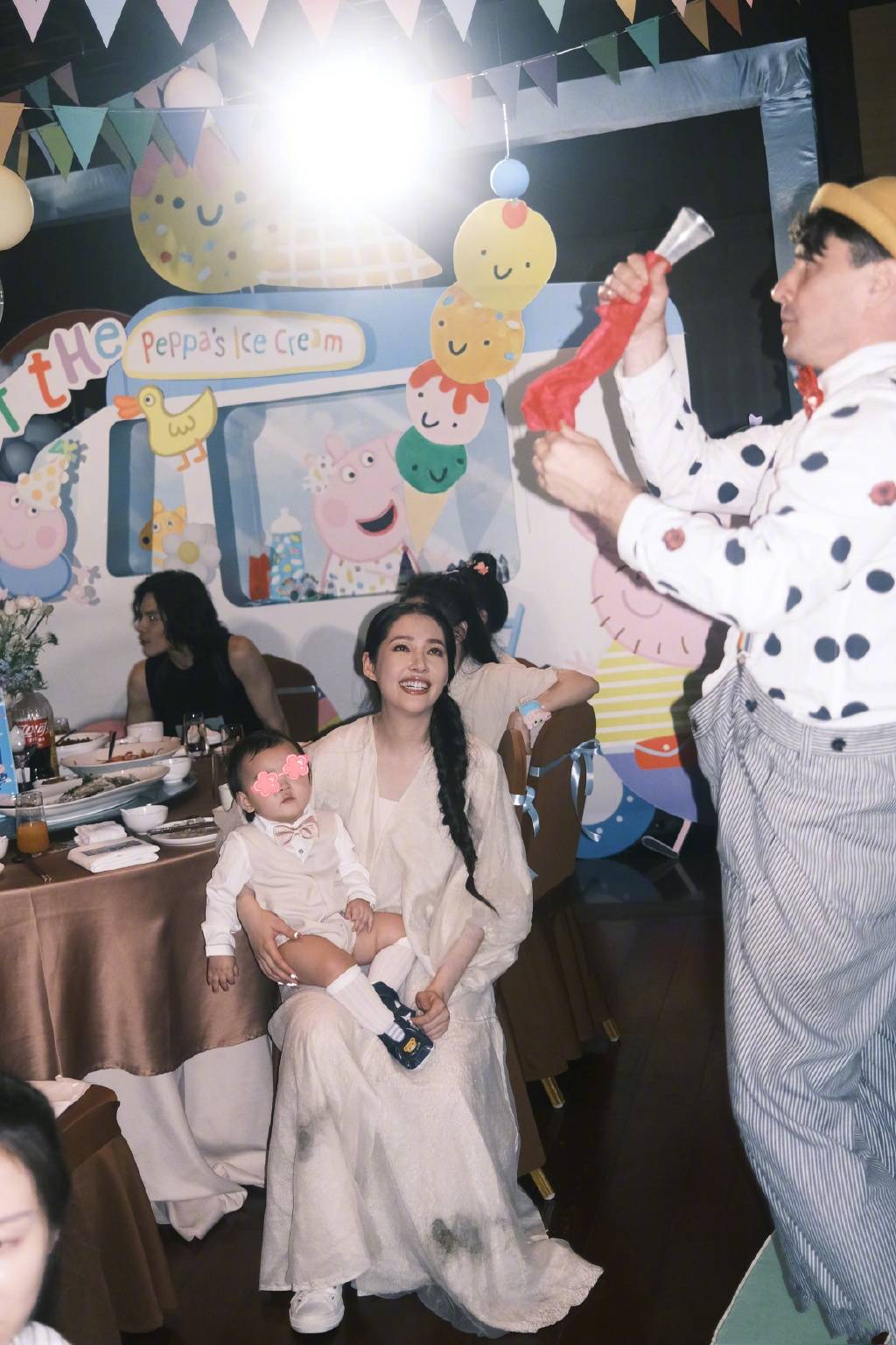 向笙生日宴曝光,鼻子超像爷爷向华强,抓周还抓到计算器_郭碧婷_向佐