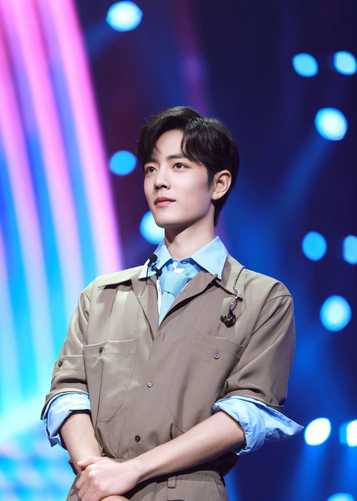 深色的工装连体套装,内搭白色衬衫,清爽又干净,肖战还在里面搭配了一