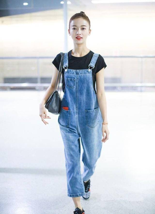 吴谨言拎1万4买菜包走机场,4分短裤配马丁靴,你到底是冷还是热_黑色