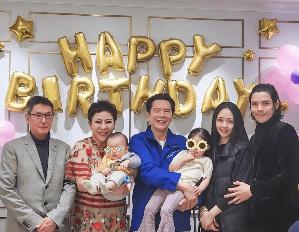 1岁向笙穿衬衫系蝴蝶结,宛如王室王子_郭碧婷_寿星_爸爸
