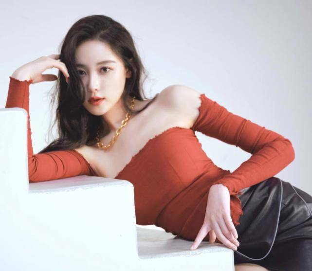 《情满九道湾》的女演员换上私服,陈瑶惊艳,缪婷茹的反差有点大_依扎