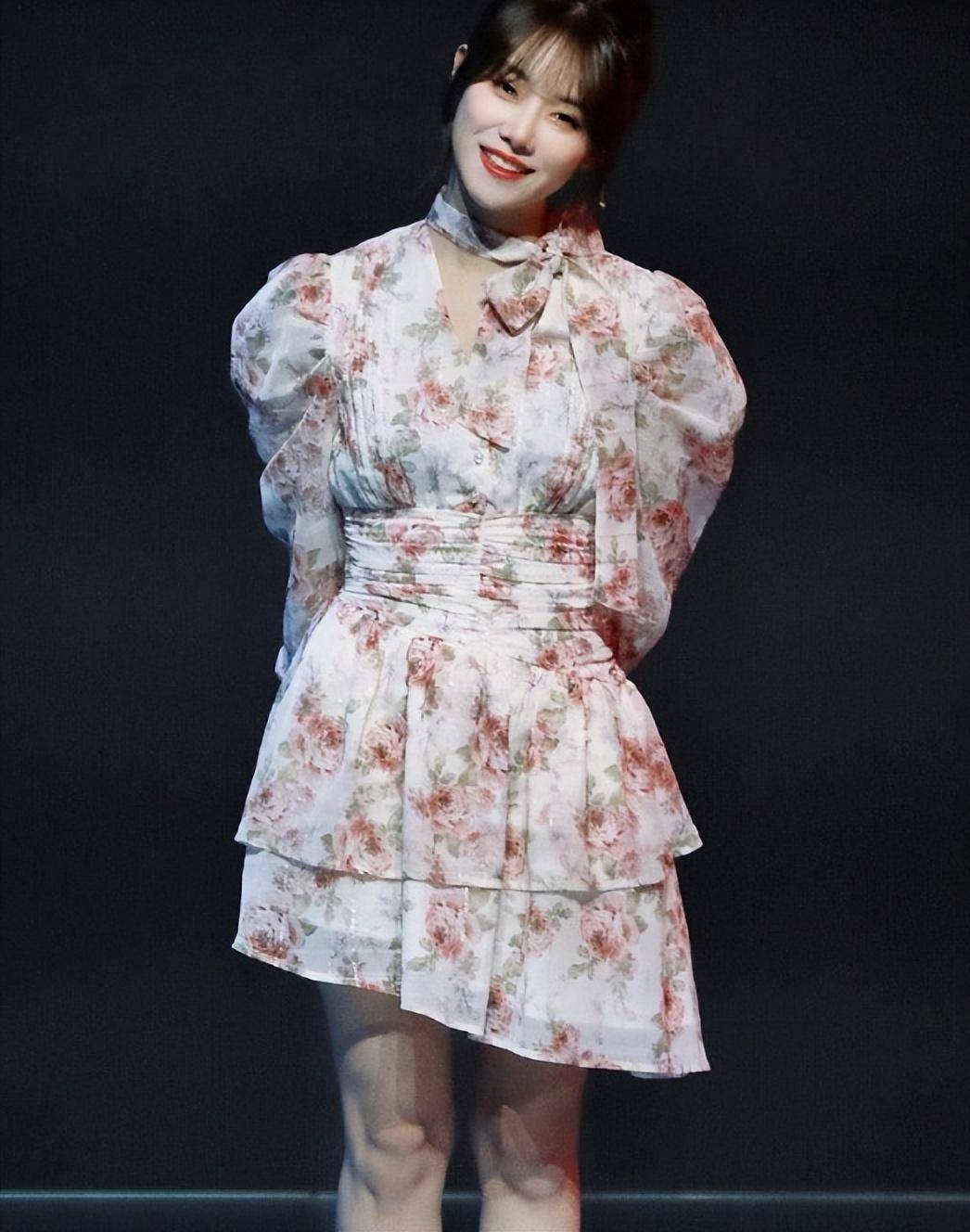 lpl女主持整新活,"赛博汉服"确实不错,余霜美出新高度_造型_活动_解说