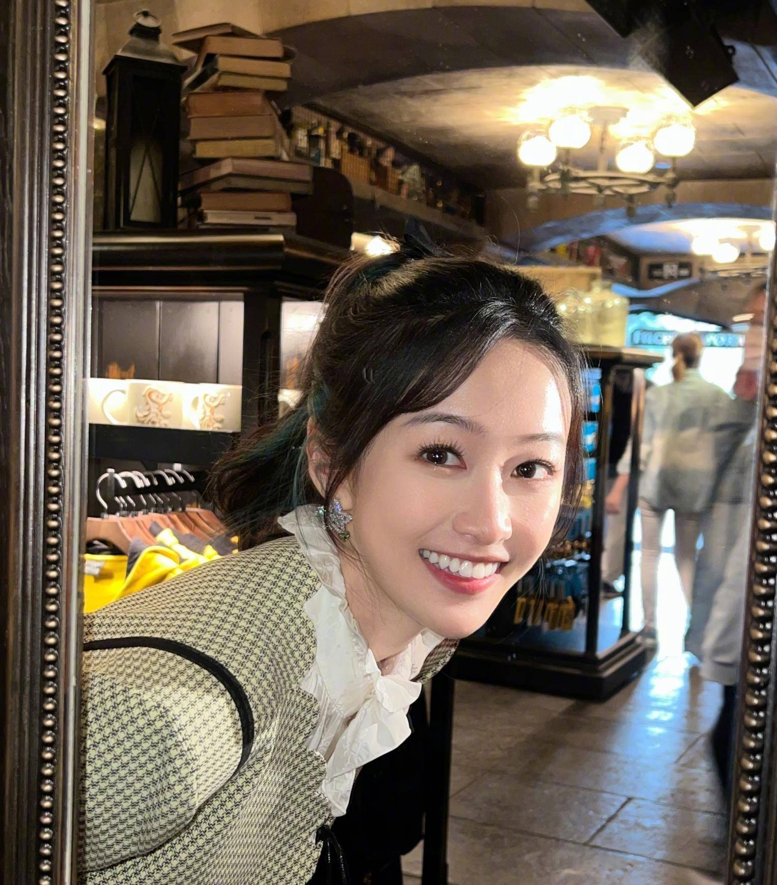 "小魔仙"刘美含晒旅游照片,大美女也会变成搞笑女孩_合作_形态_穿着