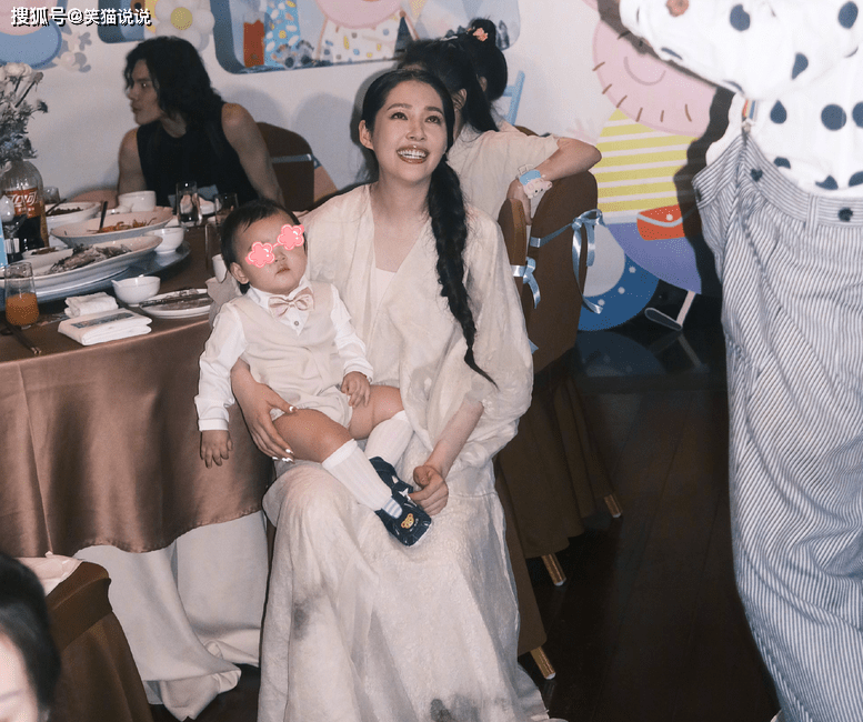 向佐晒全家福:向华强向太搂抱两孙好开心,郭碧婷腹部微隆疑怀三胎