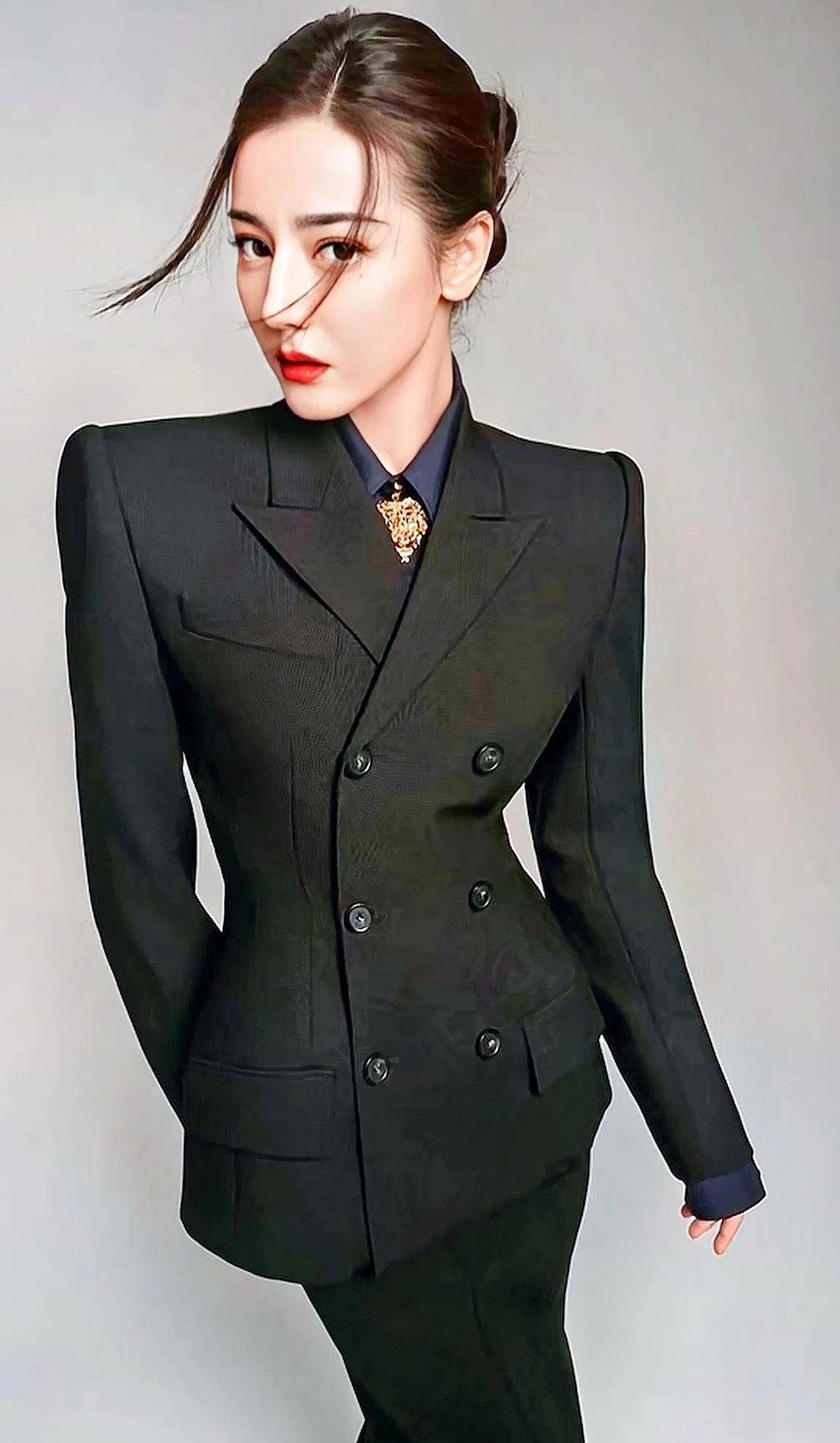 迪丽热巴黑色西装