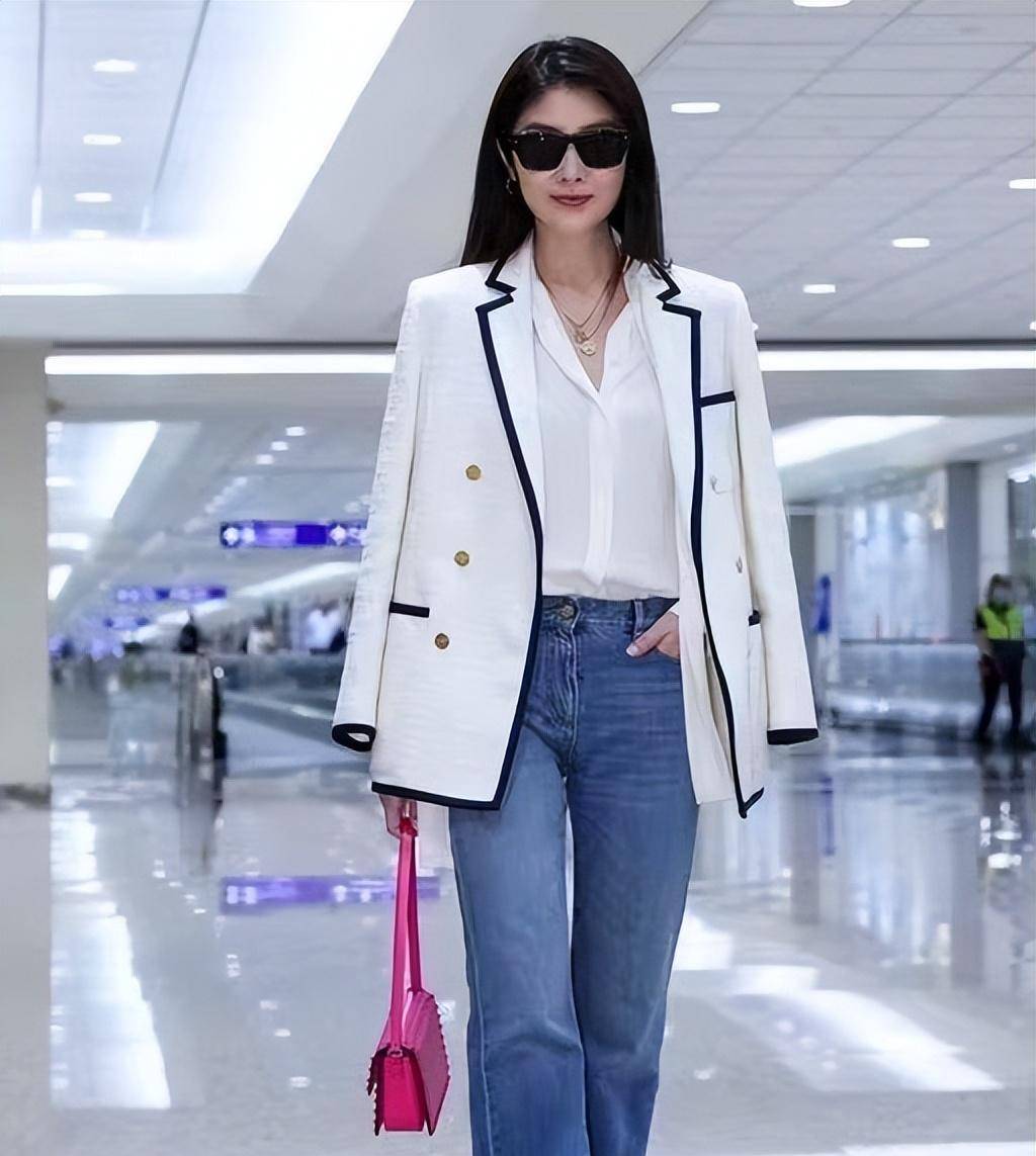 陈慧琳罕见走机场,披西装变现实版女霸总,拎孙俪同款包不炫富_风格