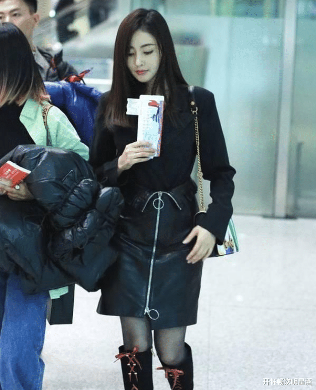 黑色双开皮短裙搭配黑色丝袜,张天爱展示模特身姿,让人着迷!