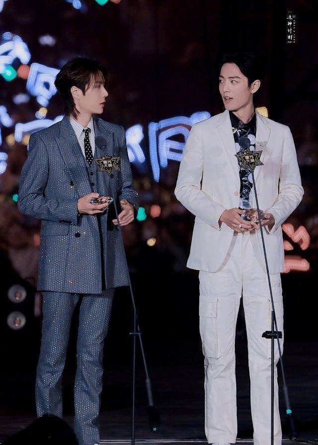 肖战王一博再同框领奖,台下同坐热聊,听《无羁》表情一言难尽_样子