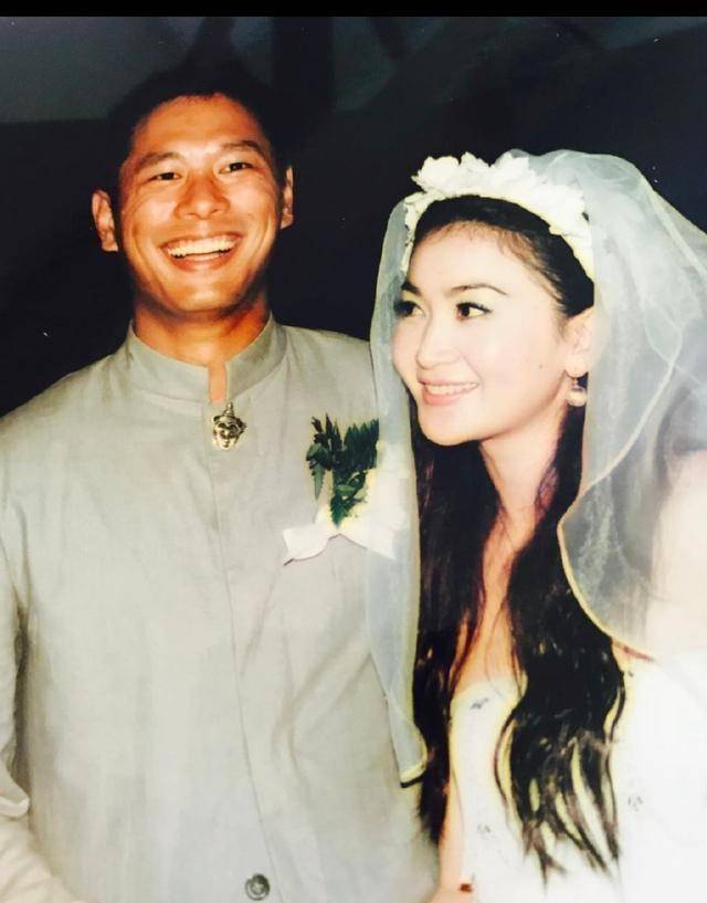 温碧霞发布的一张张温馨的照片记录了与老公在一起的点点滴滴,从结婚