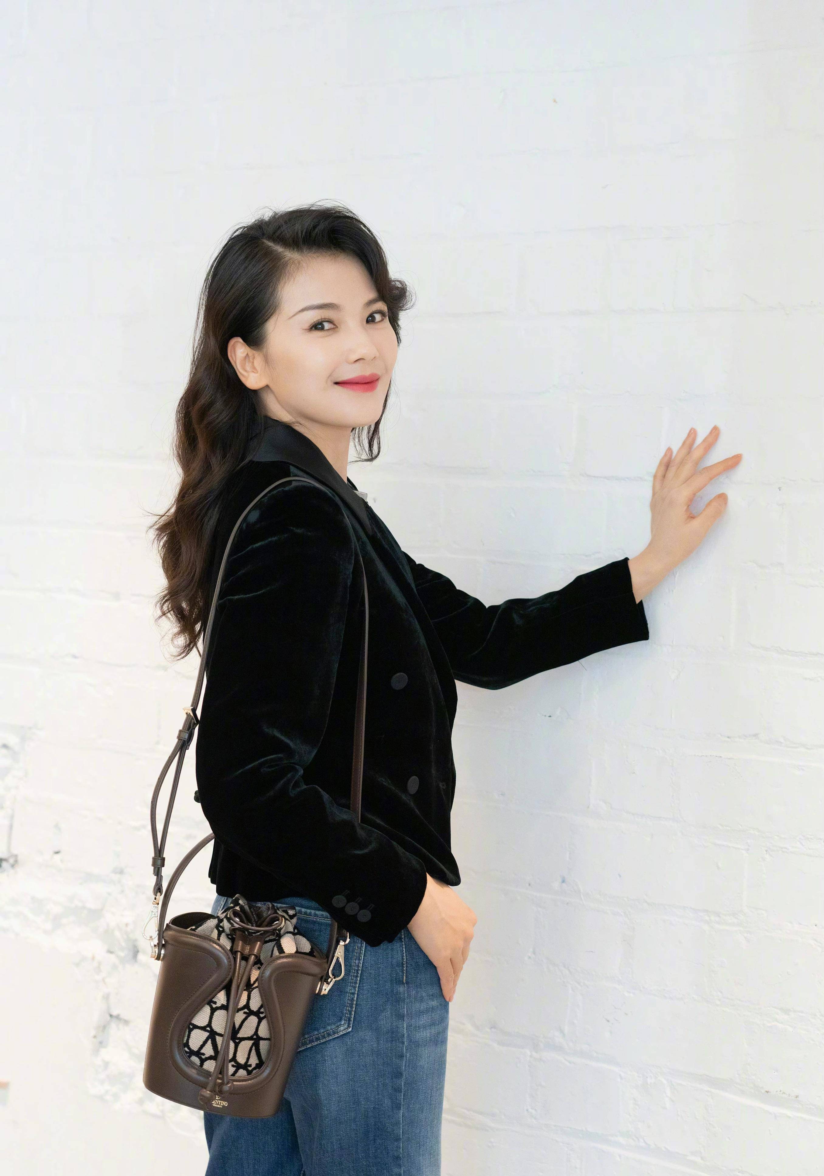 刘涛低调"炫富",背2万1水桶包穿丝绒小外套,气质优雅又高级_西装_时尚