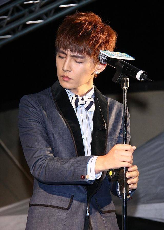 我却觉得,他终于活成了炎亚纶,他终于走出了飞轮海.