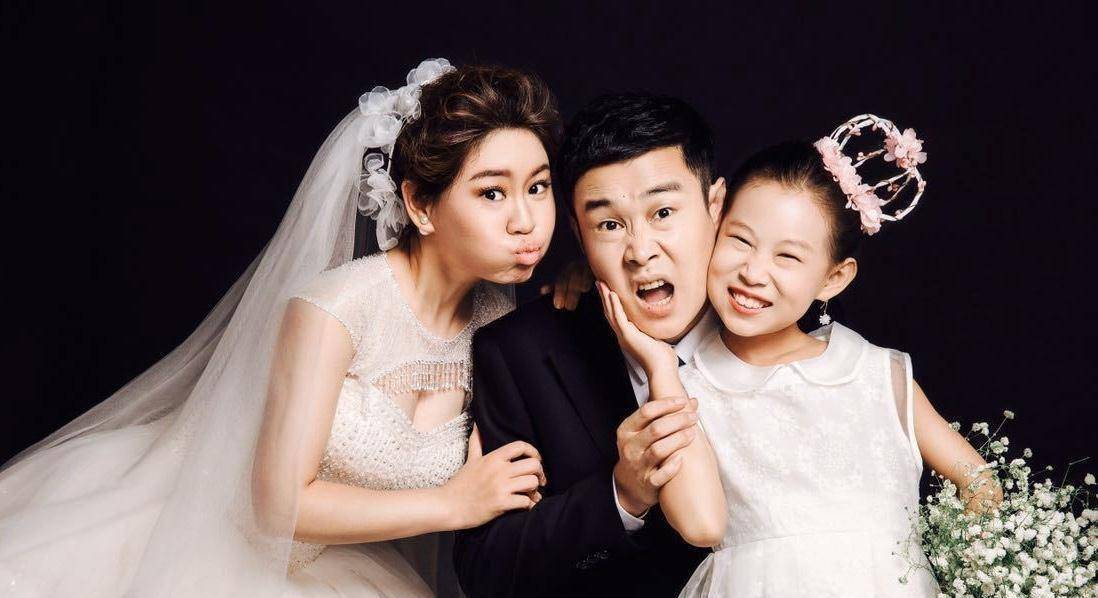小沈阳晒全家合照,14岁女儿比老妈还高,网友:一家三口也太像_沈佳润