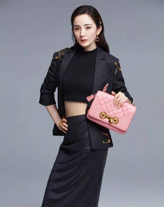 杨幂与大头儿子蜡像合影,1千腰带 1万皮裙,美得有点低调_黑色_女王