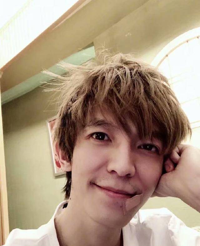 "郭敬明今年三十五岁,对于多数男子来说,这个年龄确实是一个经历过了