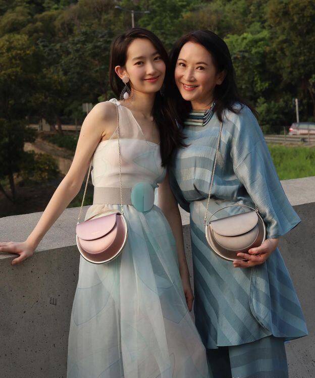 李丽珍25岁女儿貌美出尘_沈月_网友_时尚