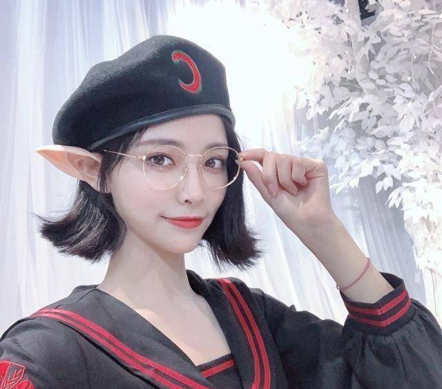 红色_女孩子_黑色贝雷帽