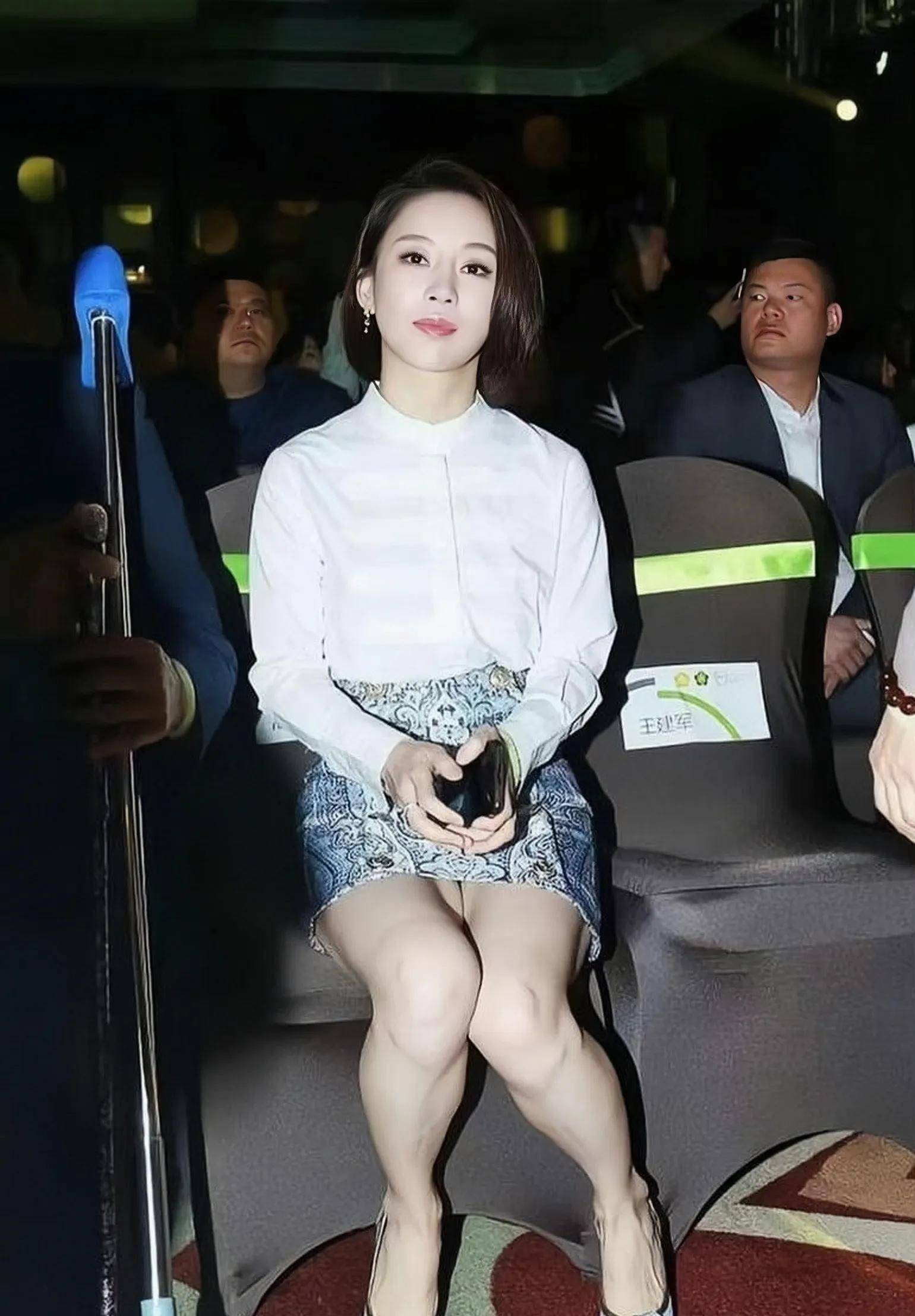 当九球明星潘晓婷脱下球衣的时候,任谁看都会一头雾水_台球_网友_父亲