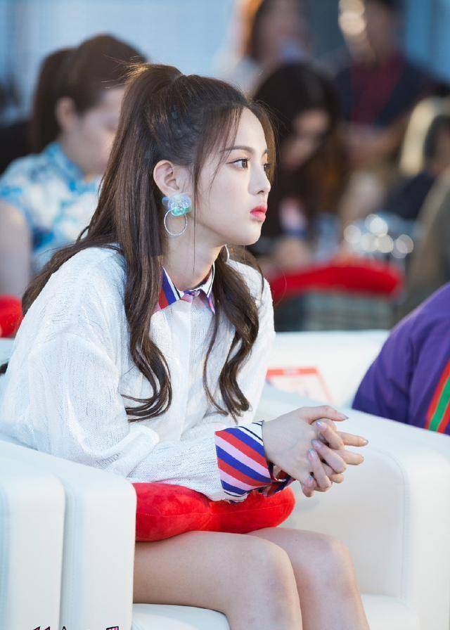 抖腿被怼"冷血动物",抖动频率超快被赞比跳舞好看_蚊子_视频_李紫婷