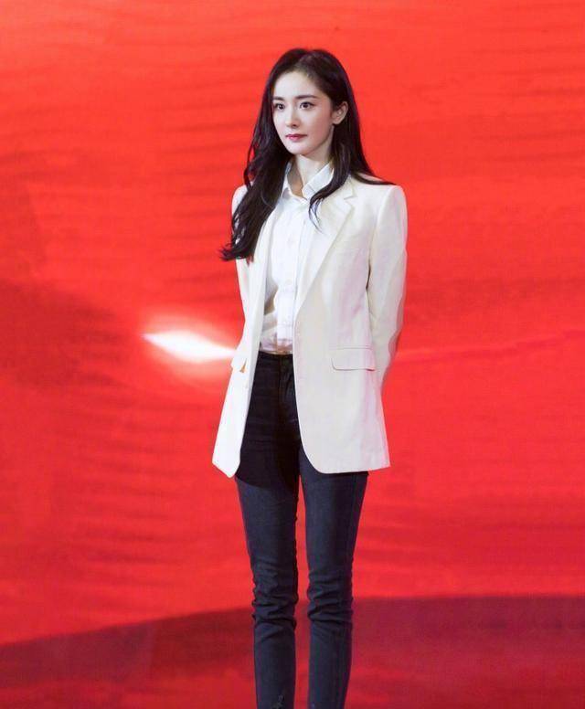杨幂瘦出新境界了,白衬衫配小黑裤清新自然,小鸟腿细到闭不拢_西装