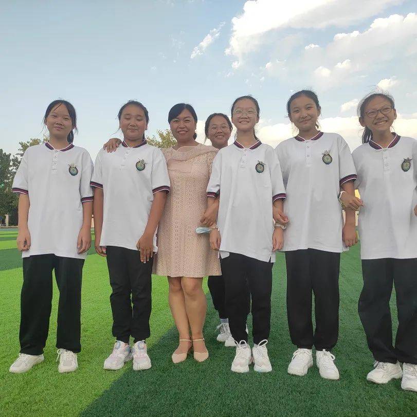 父爱如山,坚如磐石,雄浑伟岸,山之高昂,令人仰止;母爱若水,水之善流