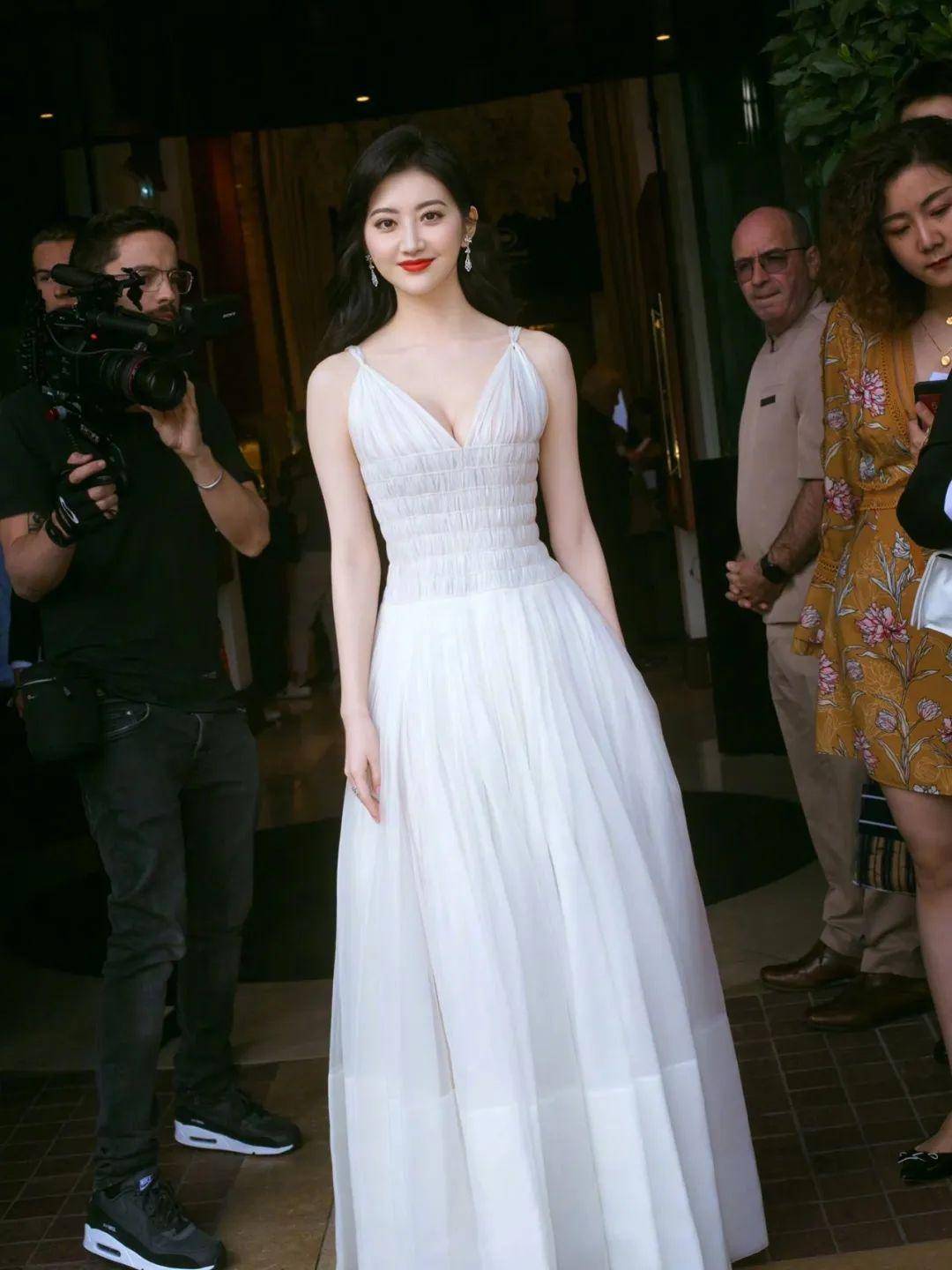 景甜:在白色深v吊带连衣裙中绽放女神魅力_时尚_散发出_气质