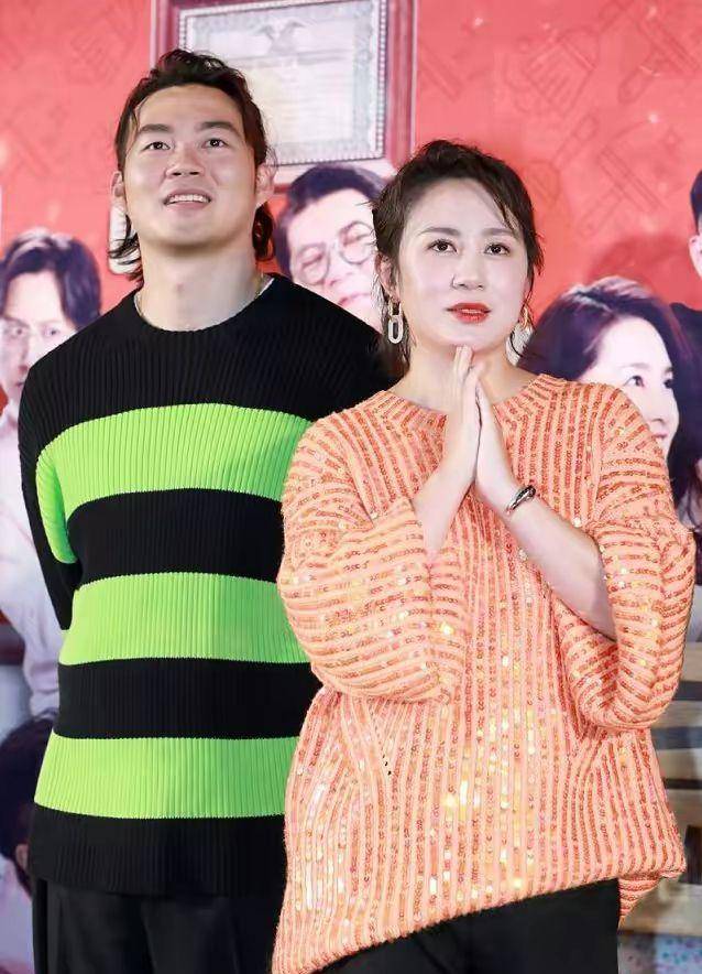 同穿毛衣黑裤时髦减龄,看不出两人相差11岁_许文赫_衣服_时尚