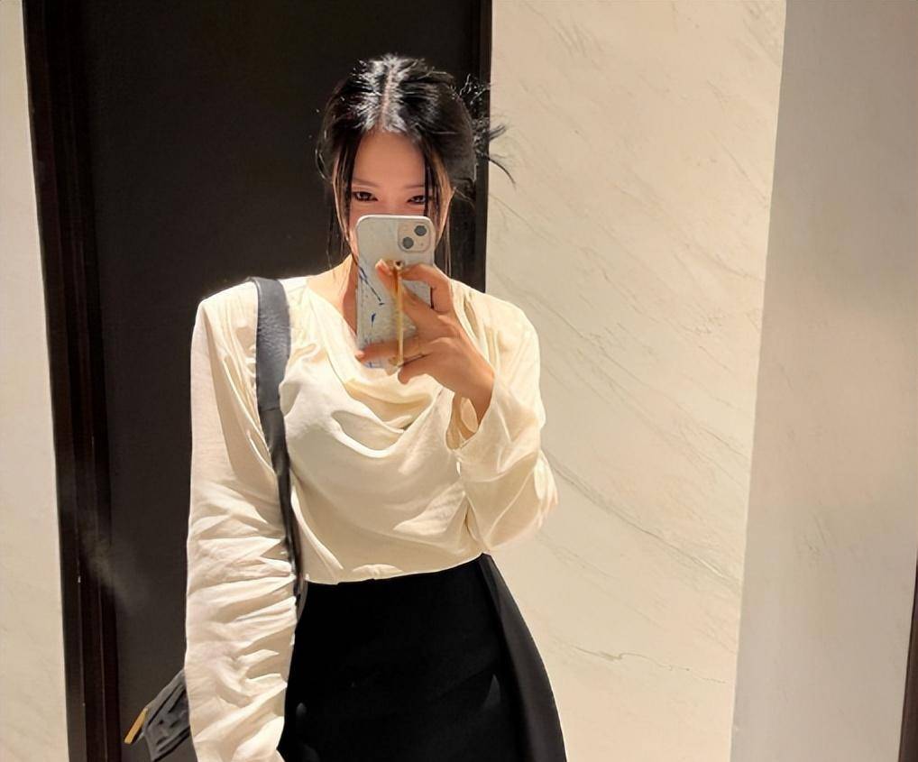 33岁孝敏更新近照,纤细美腿超吸睛,前不久晒过权志龙的背影图_身材