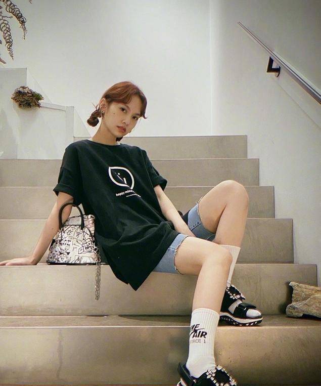 杨丞琳说她和李荣浩分开100天.她就像个结婚的少女_装饰_凉鞋_牛仔裤