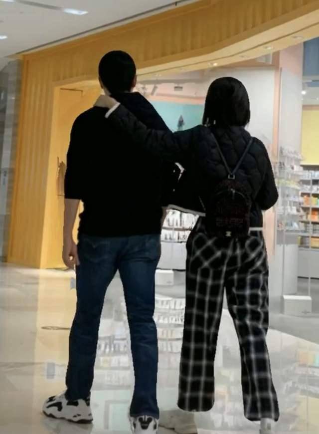 陆毅一家四口逛商场,14岁贝儿身高近一米七,裤腿空荡腿比妹妹细_鲍蕾