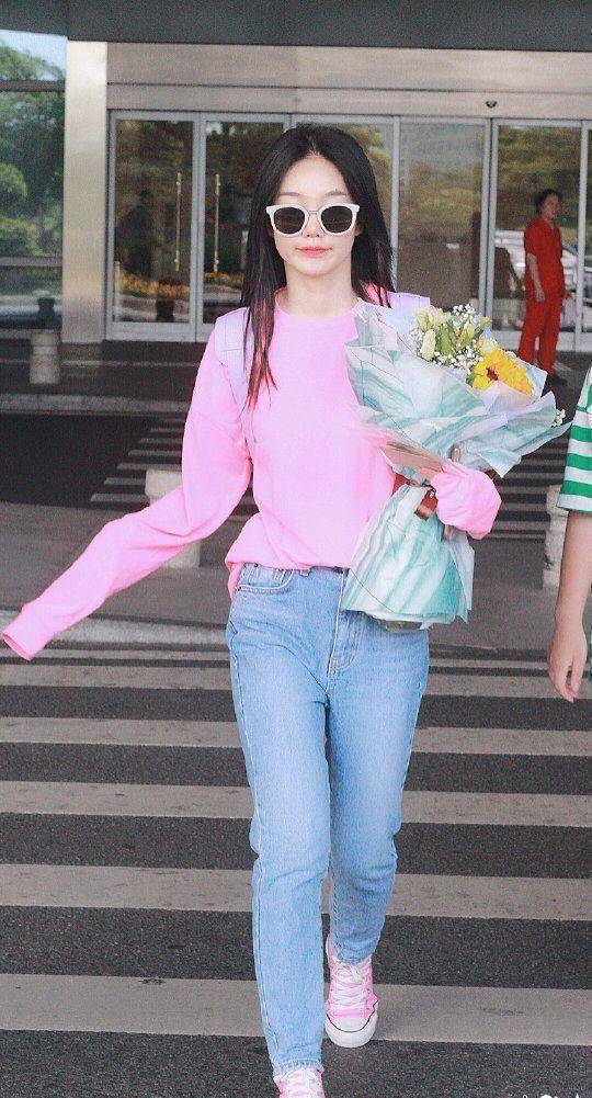 徐梦洁身材一去不复返,穿粉色短袖少女感十足,腹肌腰秒变水桶腰_衣服