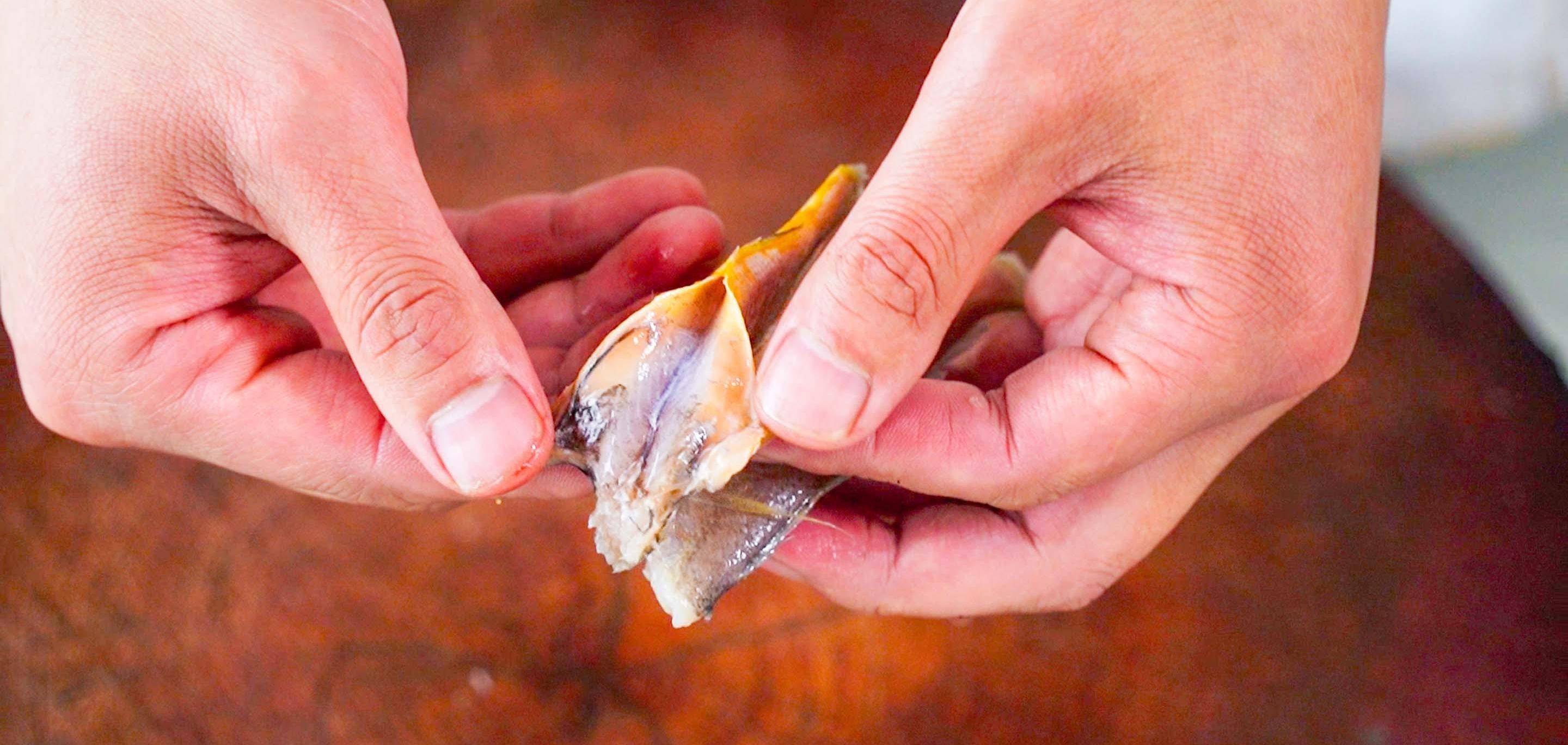 然后用自来水冲洗两遍去掉表面的粘液与腥味.