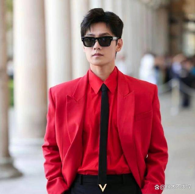 31岁杨洋米兰时装周似新郎,本人被批架子大,懒理粉丝太高冷!