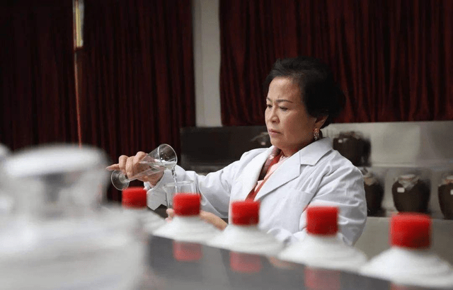 40年匠心坚守成一杯佳酿,茅台镇八仙之一,国家品酒大师-冯小宁_仁怀