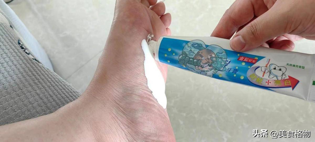 不管男人女人,睡觉前脚底抹点牙膏,作用太厉害了,赶紧回家试试_胶印