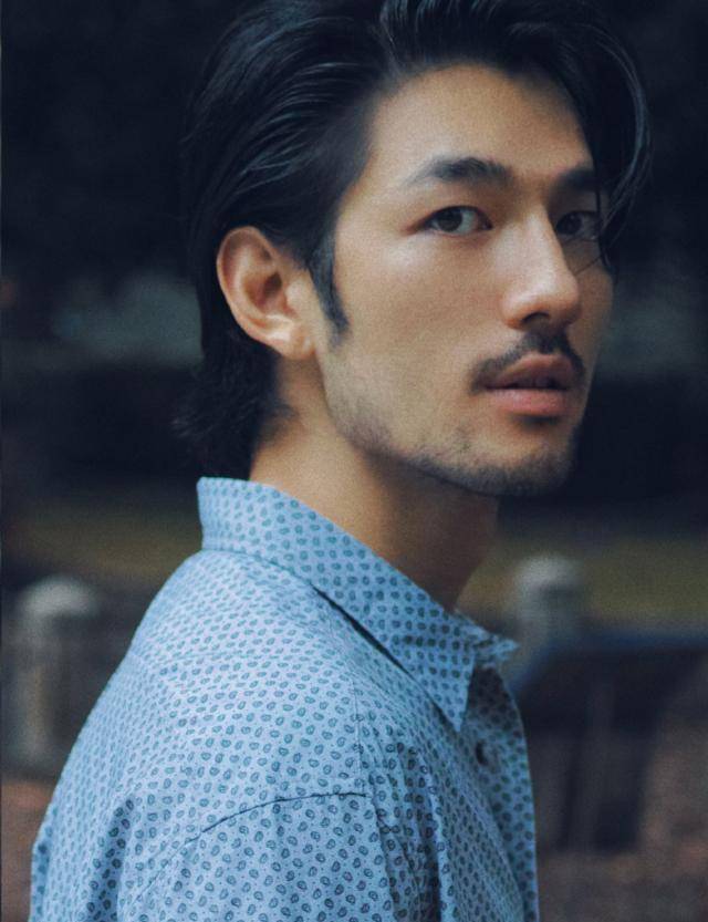颜值更是被网友称结合了小田切让,金城武,陈柏霖这些外形优质艺人身上