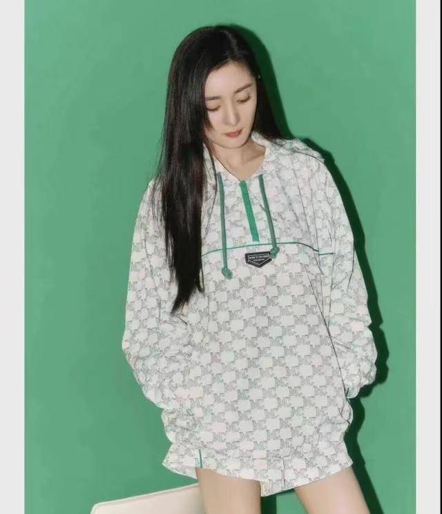 杨幂早春太会穿,运动装配白色长筒袜,简约时尚又满屏的少女感_卫衣