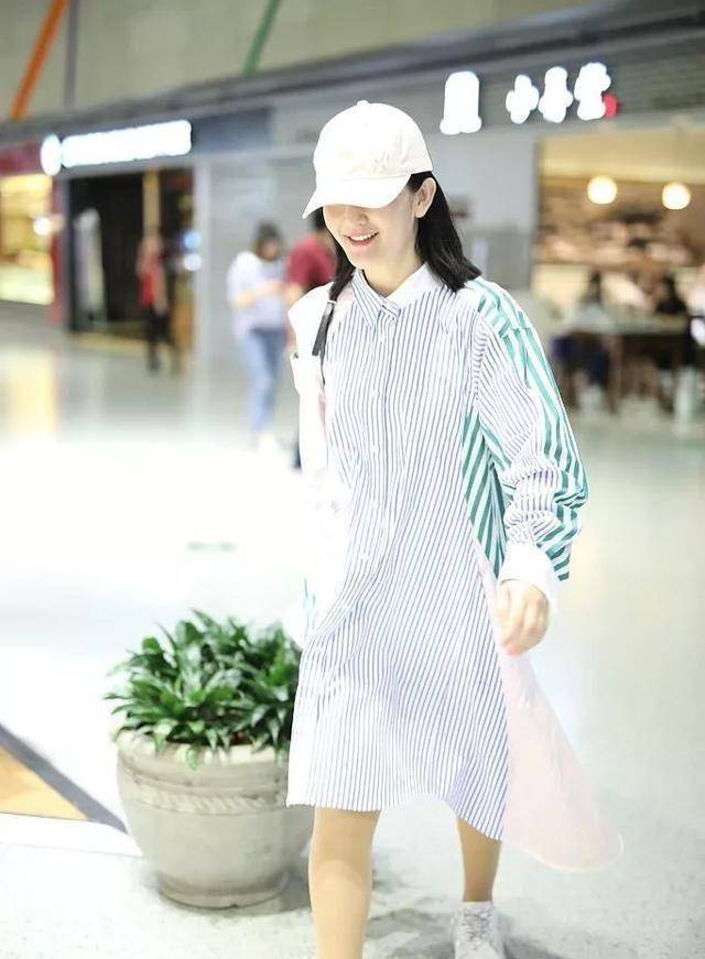 谢娜素颜现身机场,穿宽松"孕妇装"遮赘肉,脸部发福明显_身材_观众